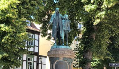 Das GutsMuths-Denkmal in Quedlinburg ist seit mehr als sieben Jahrzehnten unvollständig: Ein Teil der von Richard Anders geschaffenen Plastik fehlt.