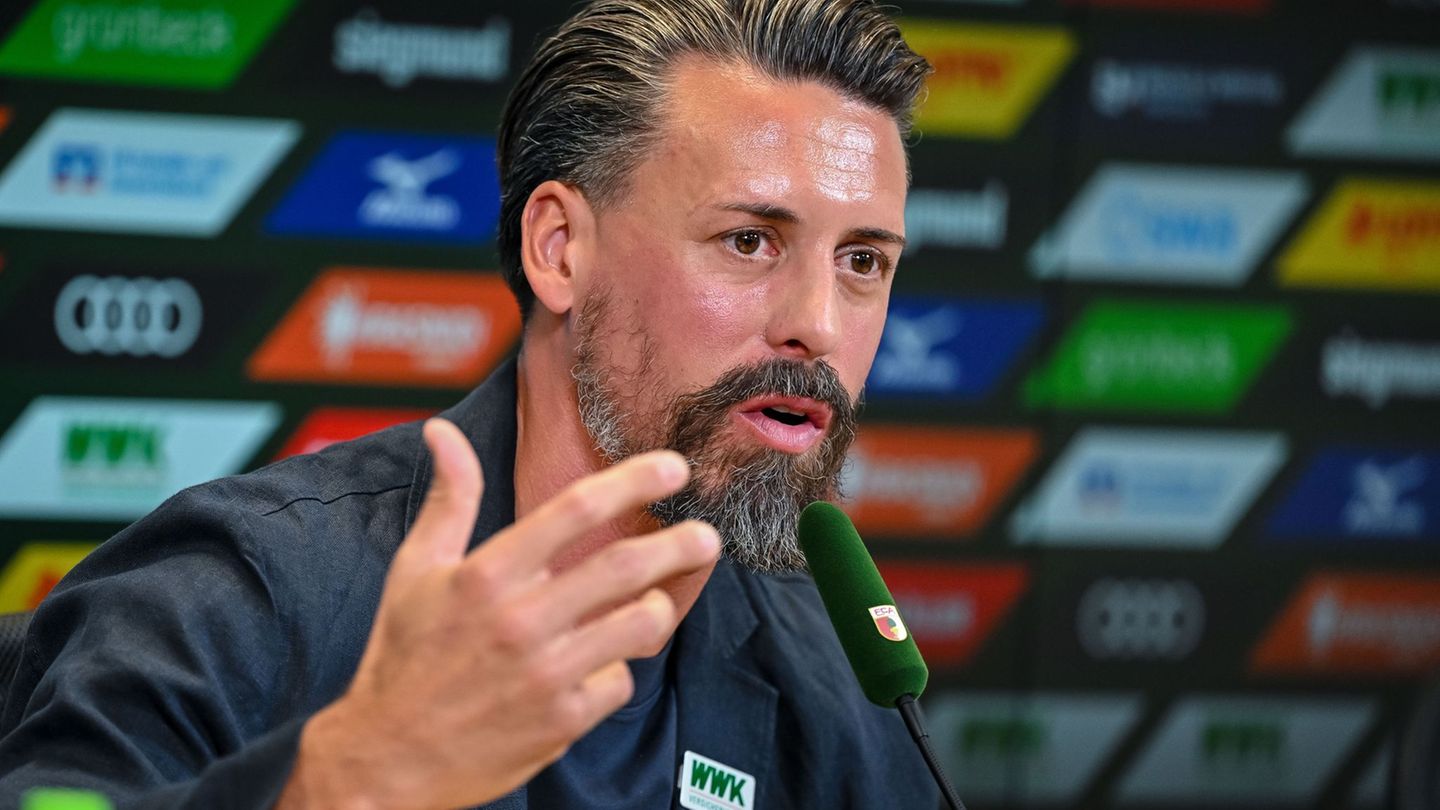In seinem ersten Pflichtspiel mit dem FC Augsburg setzt Trainer Sandro Wagner im DFB-Pokal klar auf einen Sieg. Foto: Harry Lang