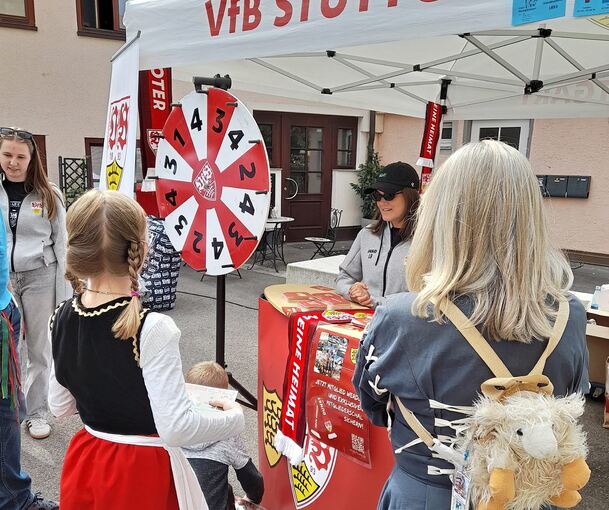 Glück, ein gutes Händchen und der richtige Dreh – oder doch Beistand von oben? – war auch beim VfB-Glücksrad gefragt.