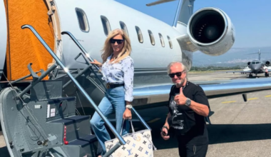 Selten so innig: Carmen und Robert Geiss knutschen im Privatjet