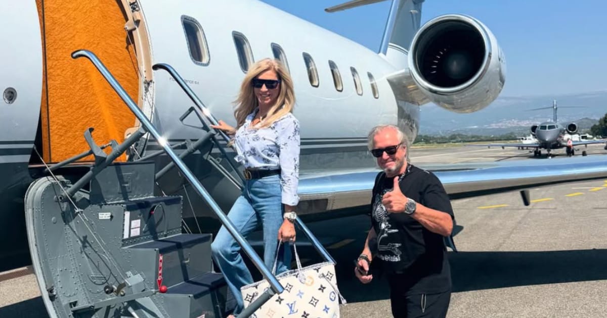 Selten so innig: Carmen und Robert Geiss knutschen im Privatjet