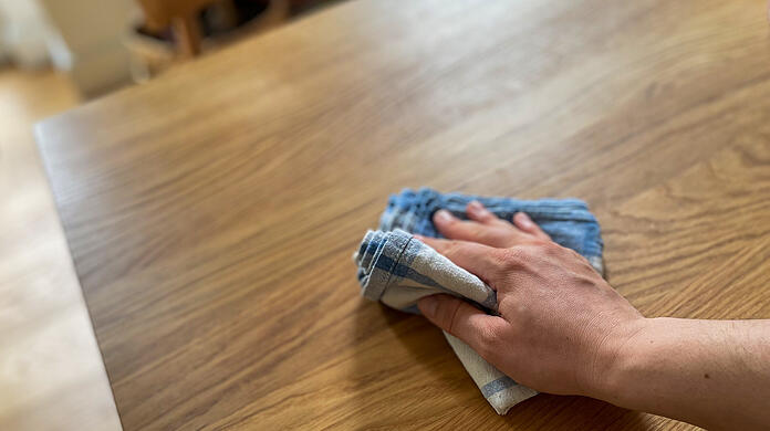 Zwei Trickdiebinnen haben sich bei einer Rentnerin aus Sendling als Putzkräfte ausgegeben und die Frau bestohlen. (Symbolbild)