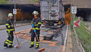 München: Unfall auf dem Mittleren Ring: Lkw bleibt mit Kran im Tunnel stecken
