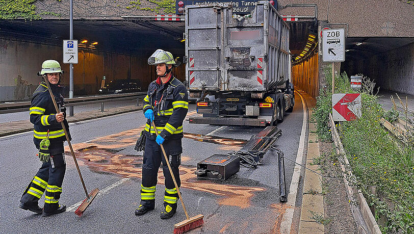 München: Unfall auf dem Mittleren Ring: Lkw bleibt mit Kran im Tunnel stecken