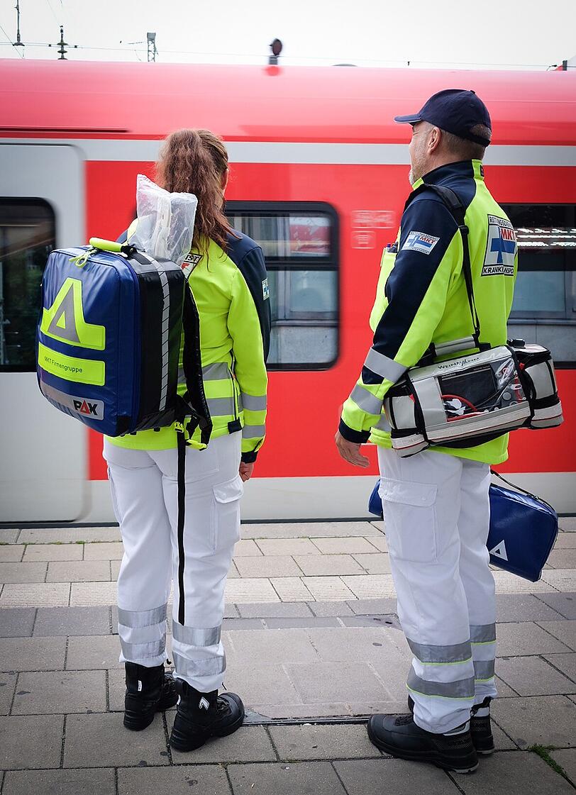 Damit sie im Notfall umfassend versorgen können,
haben die beiden jede Menge Ausrüstung bei sich.