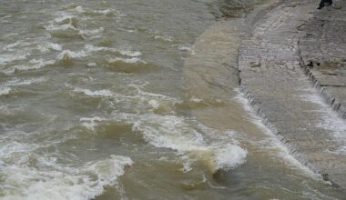 Pegel der Isar in München sinkt, diese Risiken gibt es aber dennoch