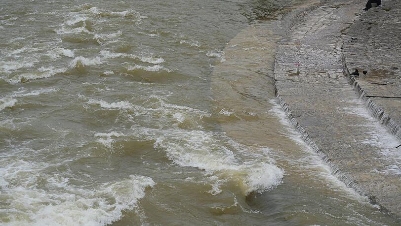 Pegel der Isar in München sinkt, diese Risiken gibt es aber dennoch
