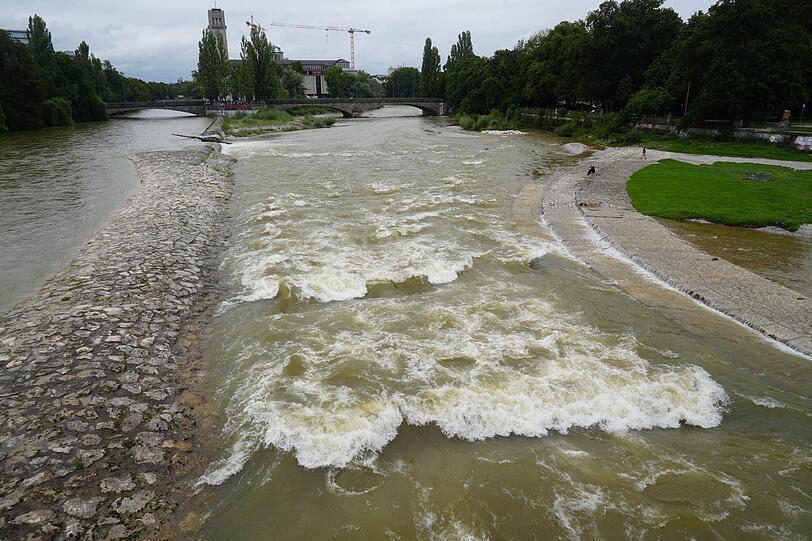 Der Fluss führt zwar "nur" noch knapp über 140 Kubikmeter Wasser pro Sekunde, das ist aber immer noch fast doppelt so viel wie sonst im Sommer üblich.