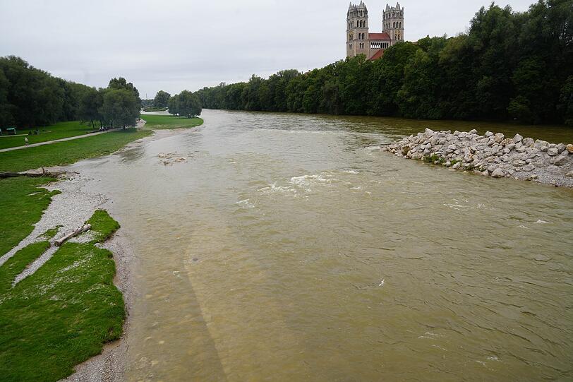Die Isar ist noch trüb und die Fließgeschwindigkeit erhöht.