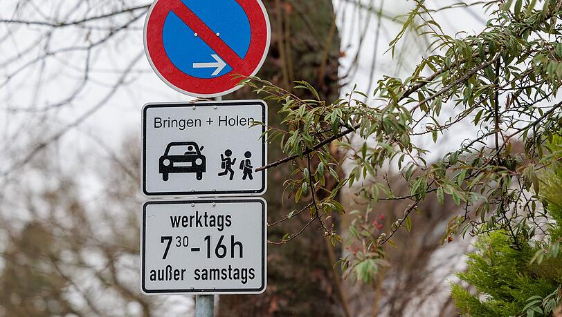 Verkehrszeichen zum eingeschränkten Halteverbot an der Straße zu einer Grundschule. (Archivbild)