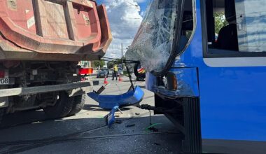 Zusammenstoß mit Lastwagen – Tram springt aus Schienen