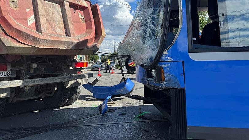 Zusammenstoß mit Lastwagen – Tram springt aus Schienen
