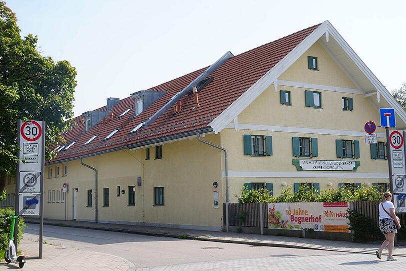 Eines der vielen historischen Häuser des alten Ortskerns: der Bognerhof. Er wurde von privat saniert und ist jetzt eine Kita.