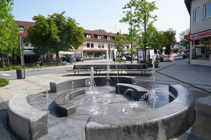 An einem begeh- und beplantschbaren Brunnen können sich die Truderinger jetzt erfreuen. Auch viele Bäume sind neu.