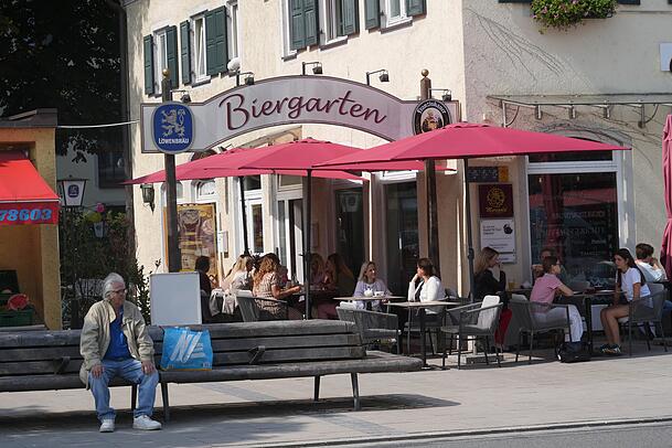 Am Mittwochvormittag wird schon viel draußen gesessen in Trudering.