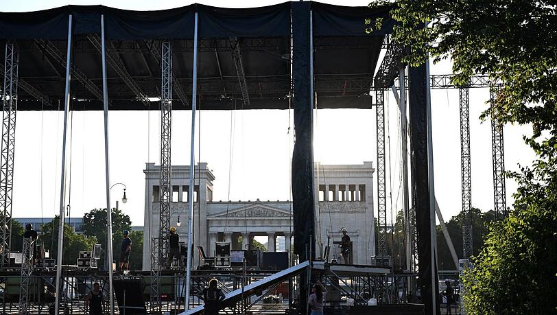 Bühnenarbeiter bauen eine Bühne auf dem Königsplatz auf. Hier für Billy Idols Konzert Ende Juni.