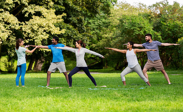 Entspannen beim Yoga im Freien (Symbolfoto).