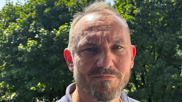 Der Münchner Thomas Schneider schwamm zu dem Transporter und schob ihn mit zwei Helferinnen zurück in den Nichtschwimmerbereich.