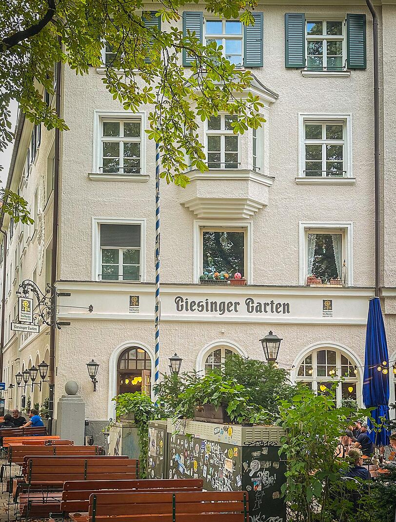 Der Giesinger Garten, in Mitten von Kastanienbäumen.