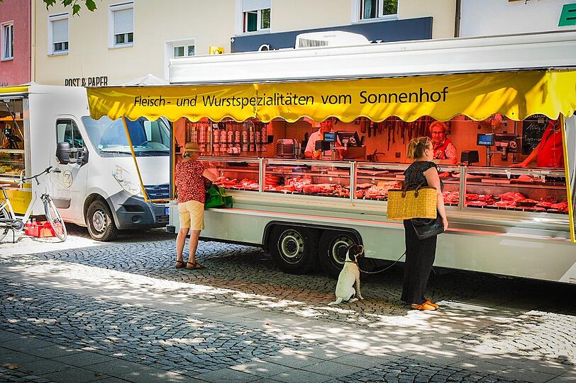 Der Bauernmarkt am Mangfallplatz. Jeden Mittwoch sind dort Standl aufgebaut. Fleisch und Wurst gibt es vom Sonnenhof.
