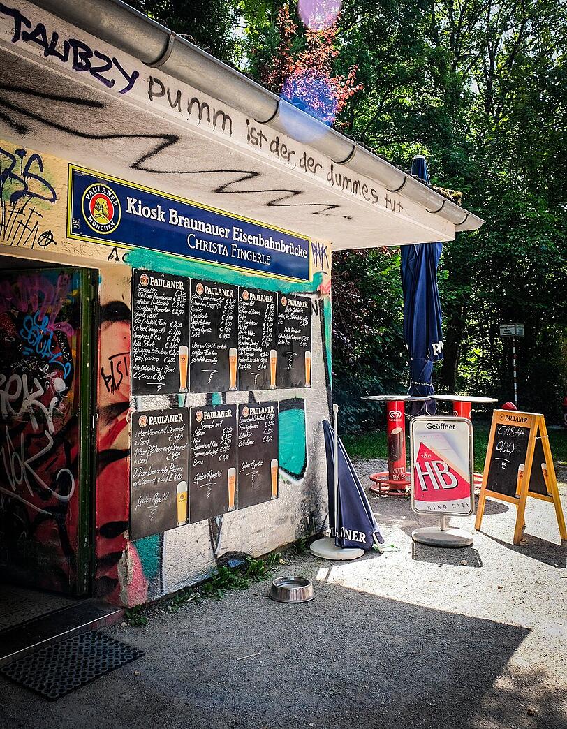 Am Kiosk an der Braunauer Eisenbahnbrücke gibt es kühle Getränke.