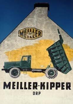 Das Meiller-Logo ist auch an der Hauswand zu sehen.