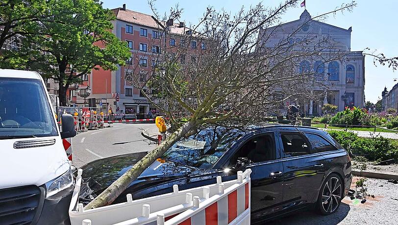 Schwerer Unfall in München: Auto fährt über Gärtnerplatz