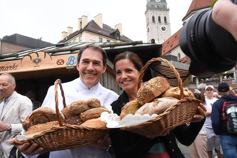 Heinrich Traublinger, hier als Bäckerobermeister mit der damaligen Kommunalreferentin Kristina Frank,bei der Brotwoche am Viktualienmarkt.