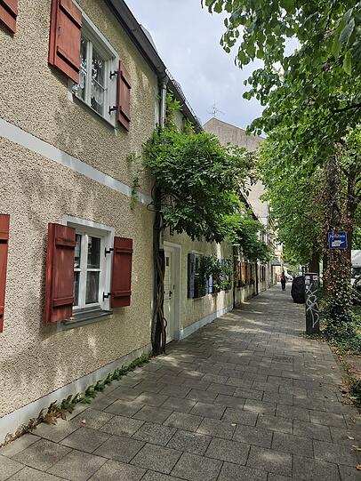 Idyllisch: Herbergshäusl entlang der Preysingstraße.