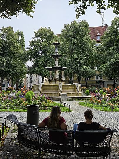 Ein wunderbarer Treffpunkt im Viertel ist der Weißenburger Platz mit dem Glaspalastbrunnen. Rundherum gibt es Cafés und Geschäfte und dienstags ist Markttag. An warmen Abenden treffen sich die Anwohner immer öfter mit einem Getränk am Brunnen.