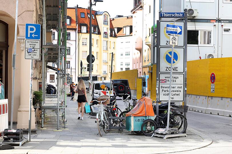 Radl, Lastenrad, Gerüst – da bleibt kaum mehr Platz am Gehweg.