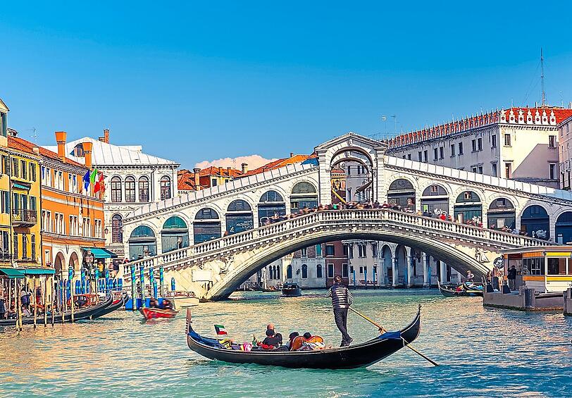Die berühmte Rialtobrücke in Venedig ist ein Touristenmagnet.