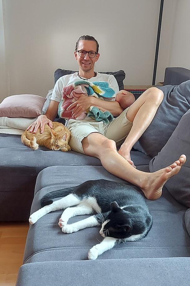 Hier ist vorne auch der zweite Kater der Familie zu sehen.