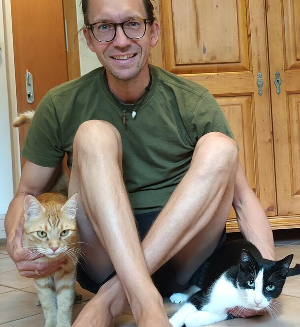 Im Glück: Kai Pietzner hat nun zwei Kater – den
getigerten Felix (l.) und Philli (r.).