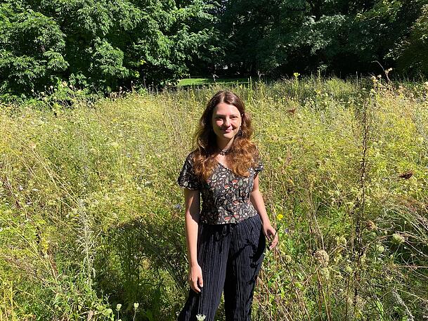 Die Biologin und Fledermaus-Expertin Lorena Heilmaier vom LBV in der neuen Blühwiese für Nachtblüher.