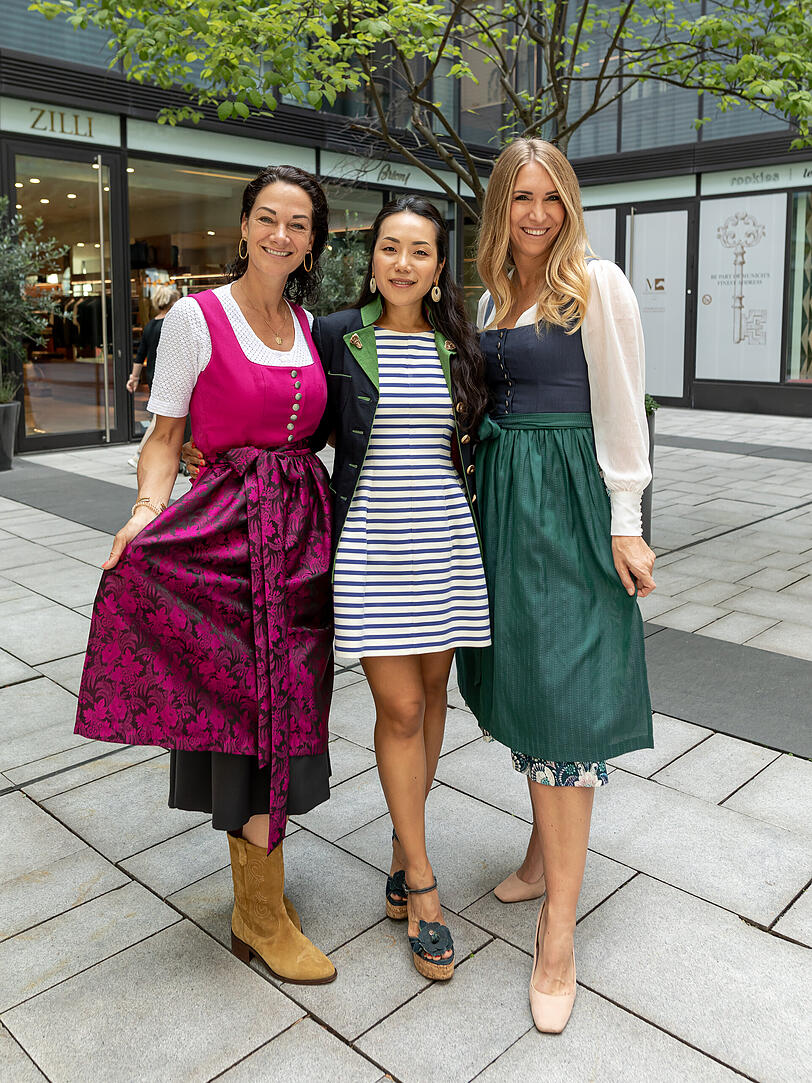 PR-Expertin Charlotte Gräfin von Oeynhausen (v.l.), Jungeun Agnés Prinzessin von Isenburg und Dirndl-Desingerin Anja Gräfin von Keyserlingk beim Trachten-Lunch im Restaurant Brenner.