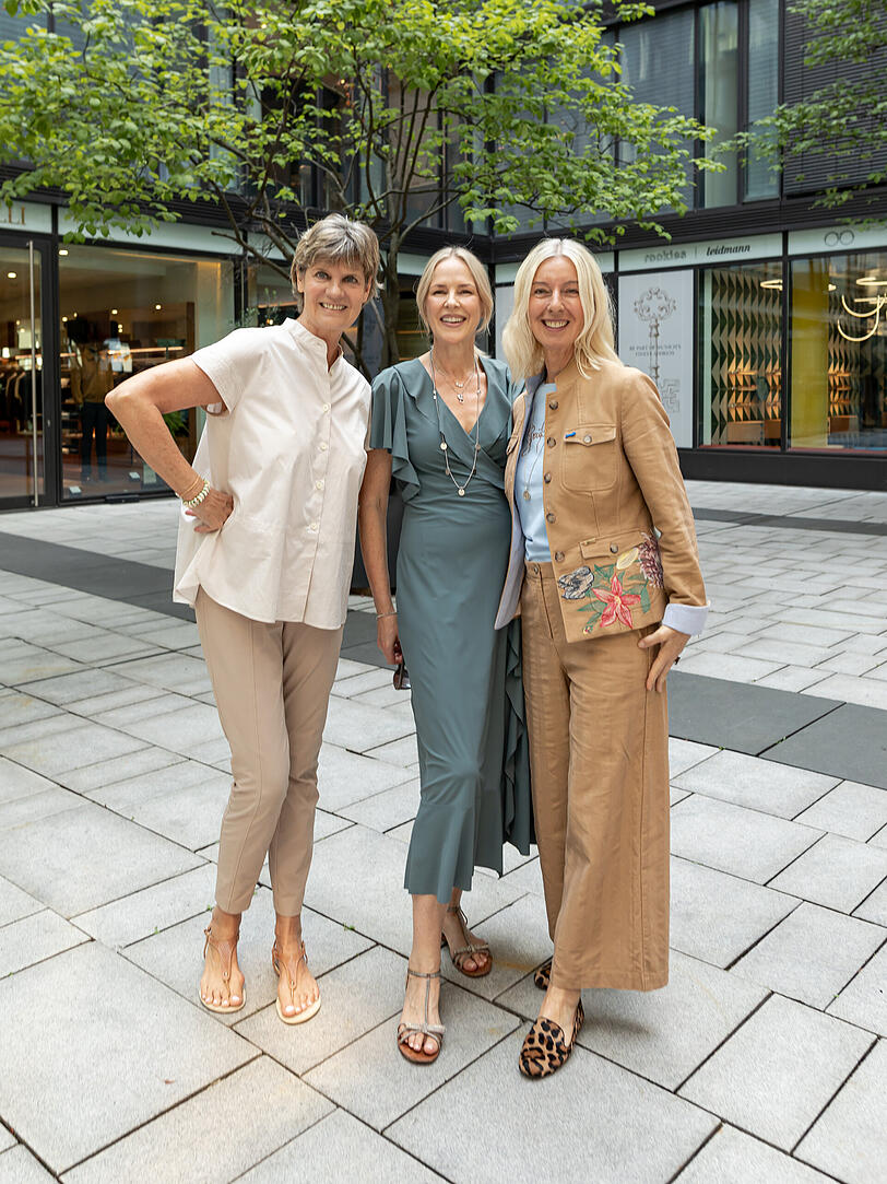 Wiesn-Wirtin Petra Reinbold, Schmuck-Designerin Konstanze Kponton und Michaela Hammel (Trachtenmagazin "Fesch") kommen am Mittwoch zum Trachten-Lunch ins Restaurant Brenner.