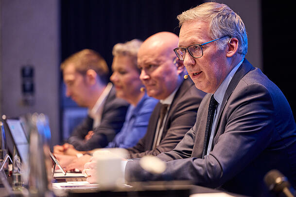 VDA-Chef Jürgen Mindel (vorne) und Christian Vorländer von der Messe erklären die Details zur IAA 2025.