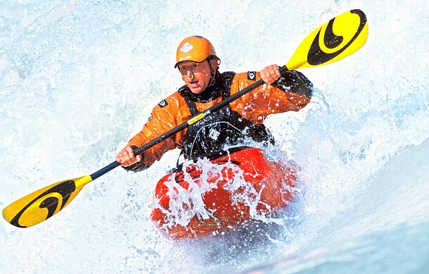Adrenalinkick: Kajakfahren in der Isar.