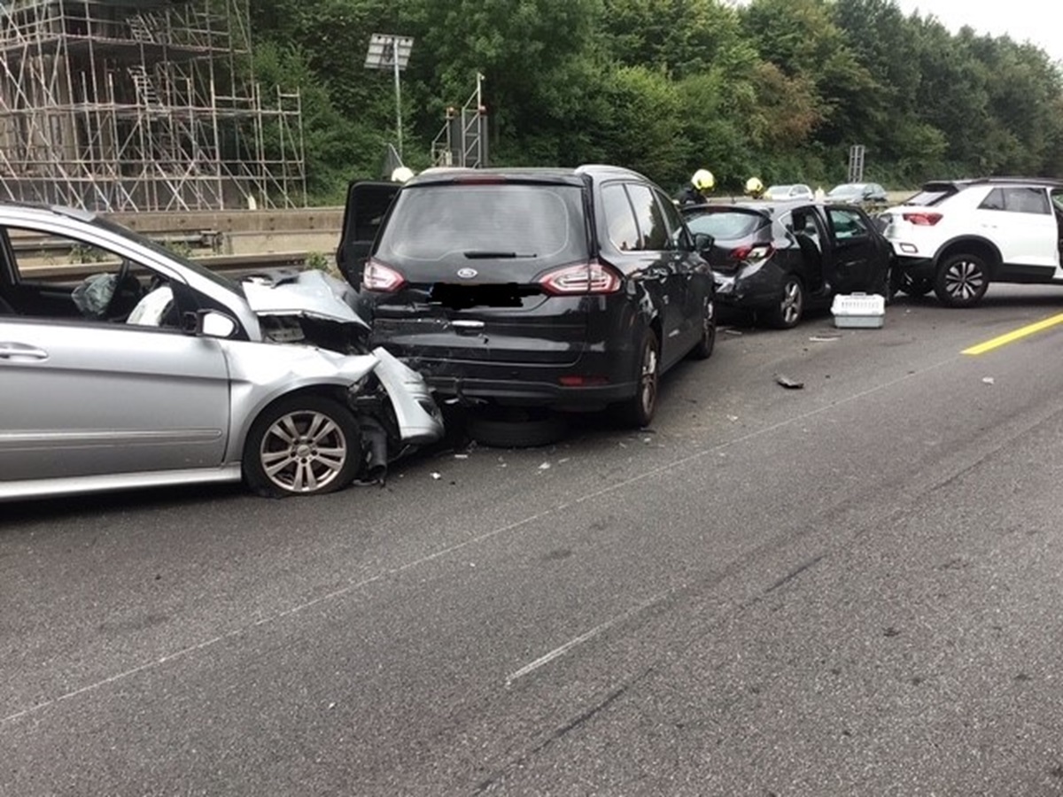 Unfall auf der A2: Mehrere Autos involviert - Menschen schwer verletzt