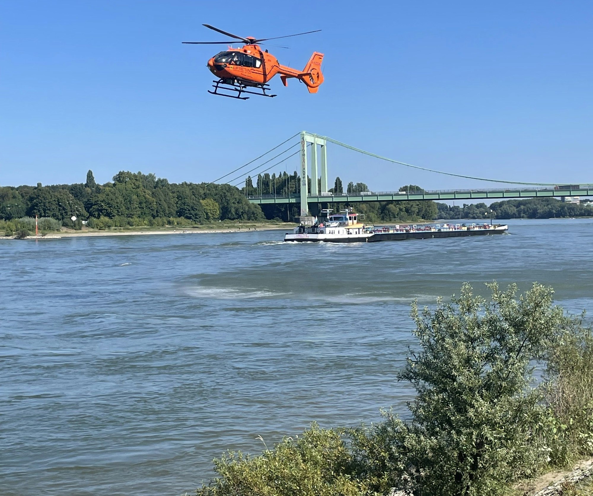 Ein Mann ist am Montagnachmittag bei Rodenkirchen in den Rhein gestiegen und wird seitdem vermisst. Die Polizei sucht mit einem Großaufgebot nach der Person.