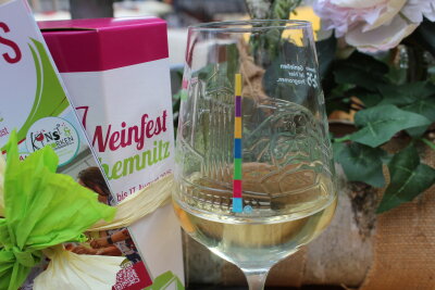 Nach dem Weinfest: Glas-Verkaufsschlager kann jetzt online erworben werden - 2025 war das Weinfestglas mit der Chemnitzer Skyline so beliebt, wie nie zuvor.