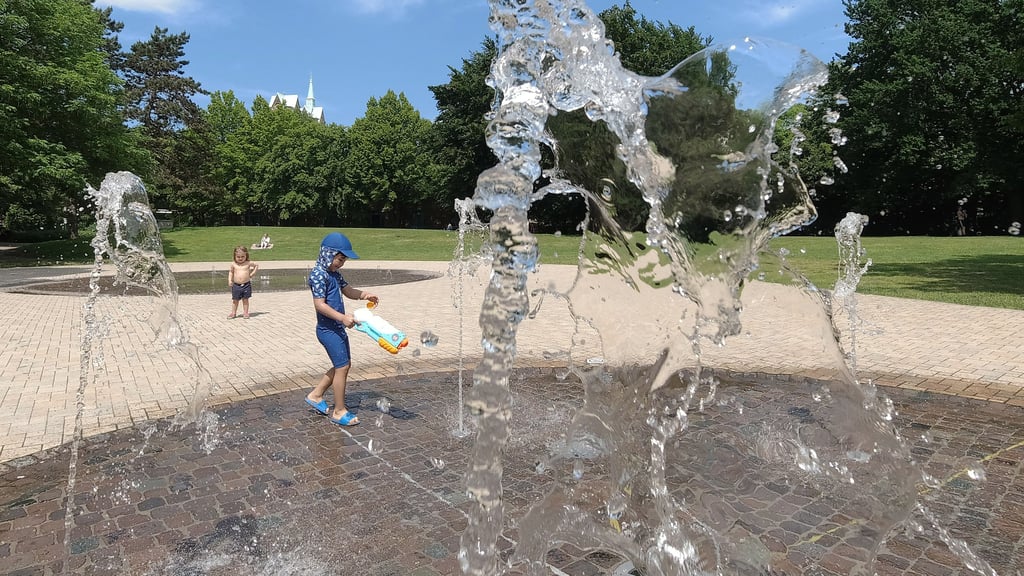 Die richtige Erfrischung an diesen sonnigen Tag bietet der Südpark mit seinen Wasserfontänen.