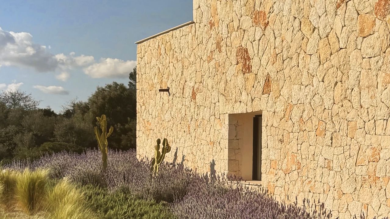 Dieses Selbstversorgerhaus auf Mallorca mixt architektonische Tradition und moderne Technologie