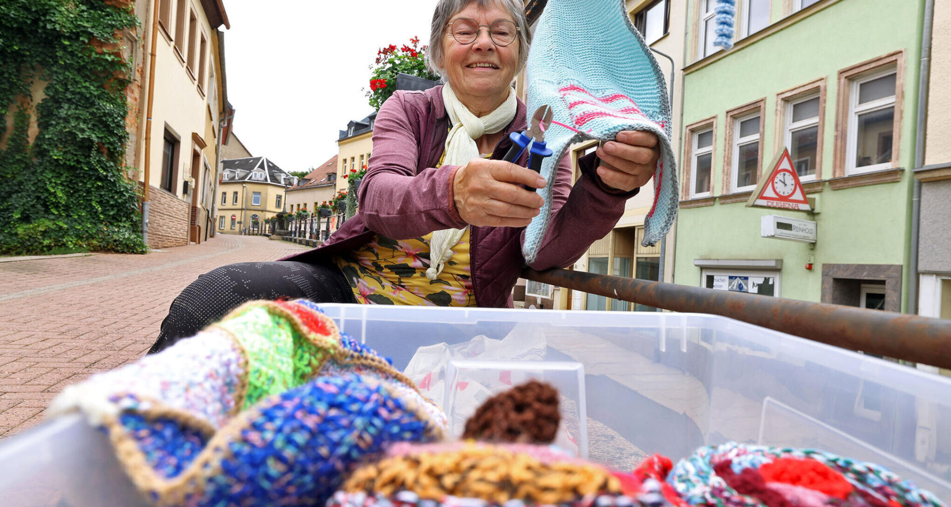 Attacke gegen Straßenkunst – Frauen lassen sich nicht beirren