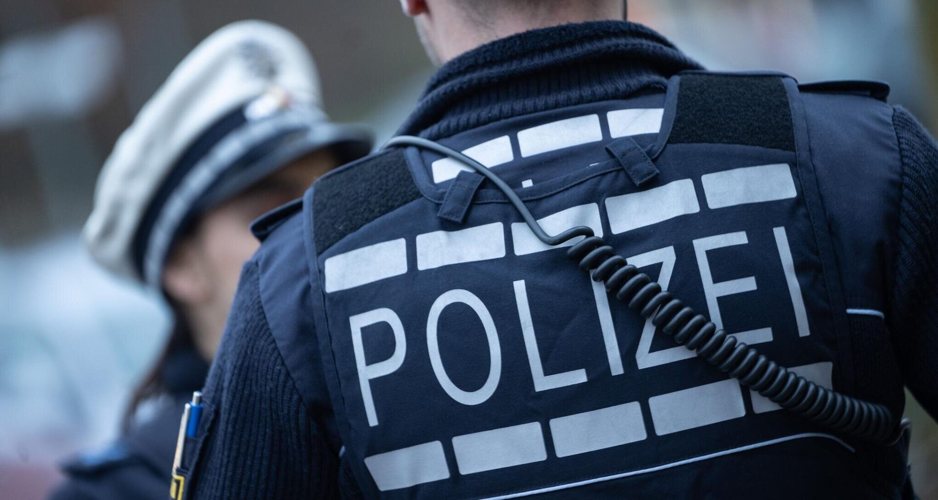 Autodiebe scheitern an Zaun und Feld