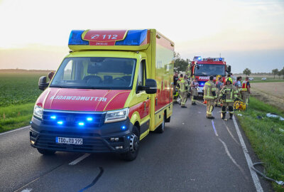 Schwerer Unfall bei Leipzig: BMW überschlägt sich – Vier Schwerverletzte - Der Rettungsdienst versorgte zusammen mit der Feuerwehr die Insassen des Unfallfahrzeuges.
