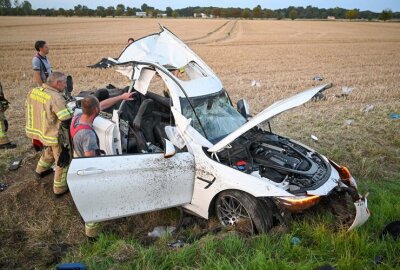 Schwerer Unfall bei Leipzig: BMW überschlägt sich – Vier Schwerverletzte - Das Unfallfahrzeug wurde beim Crash völlig zerstört.