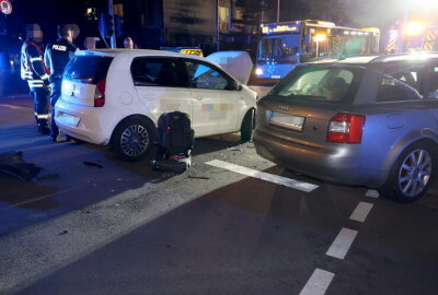 Kreuzungsunfall in Chemnitz: Eine Person schwer verletzt - Eine 38-jährige Seatfahrerin wollte gerade aus auf die Ludwigstraße fahren.