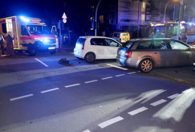 Kreuzungsunfall in Chemnitz: Eine Person schwer verletzt - Die Audifahrerin hat sich leicht verletzt.